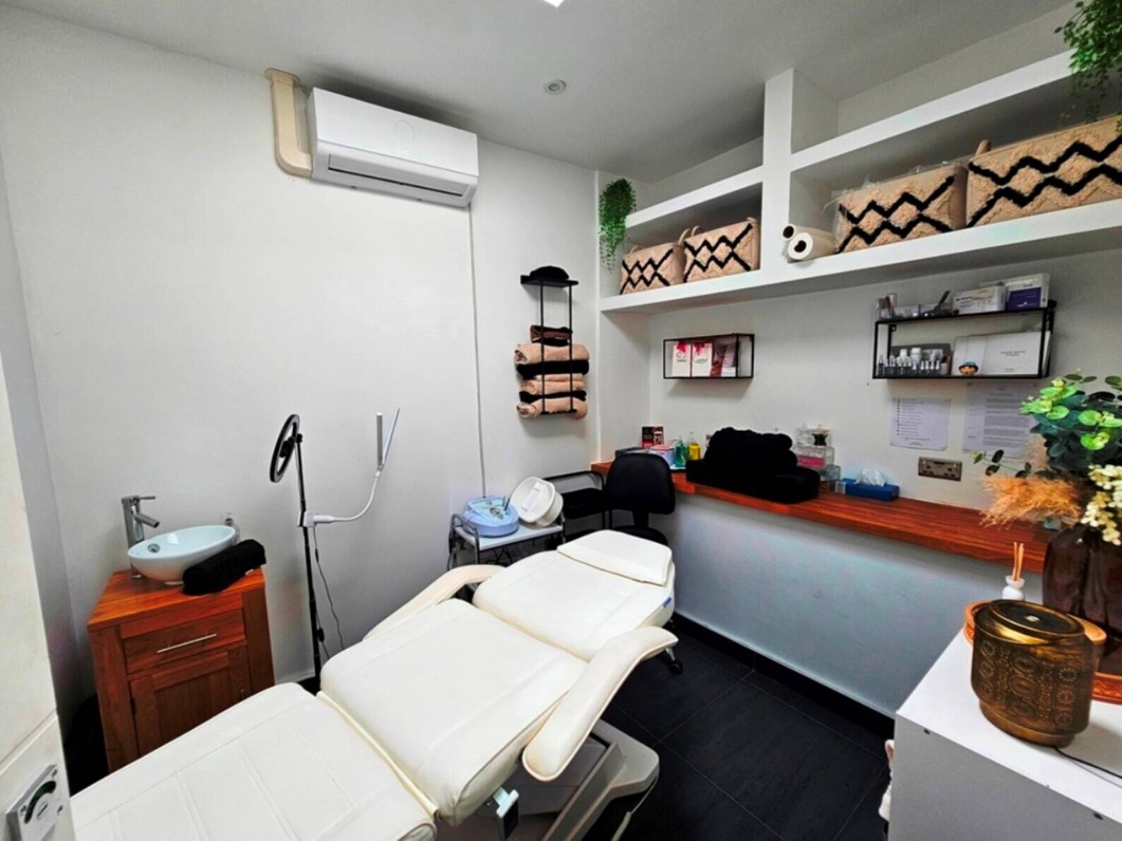 FREEHOLD HAIR & BEAUTY SALON + LARGE 3 BED FLAT – FOR SALE – SOUTH EAST LONDON