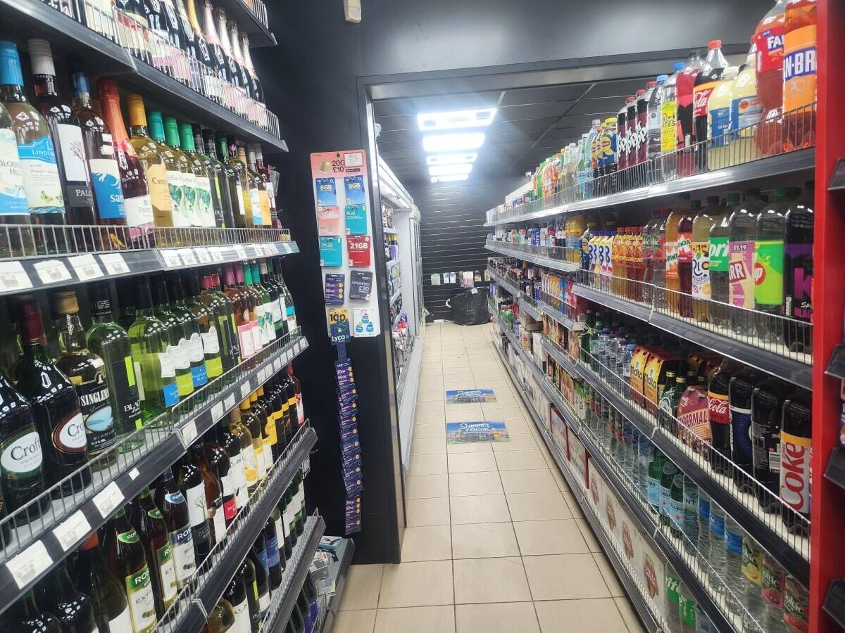 OFF LICENCE LEASE FOR SALE IN PRIME LOCATION IN DAGENHAM WITH HIGH POTENTIAL TO INCREASE SALE.