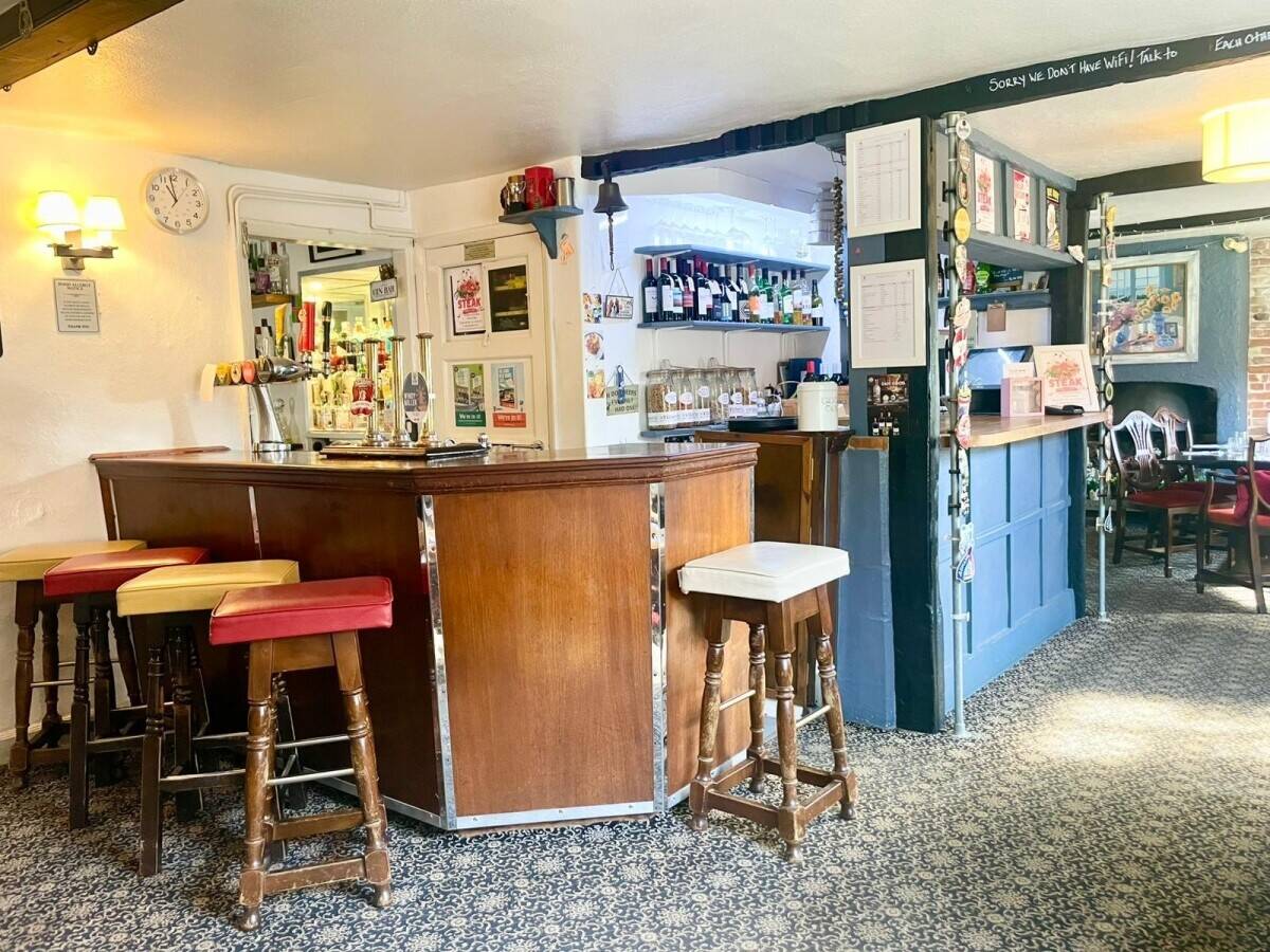 LINCOLNSHIRE - 5 BEDROOM PUB WITH DETACHED BREWERY
