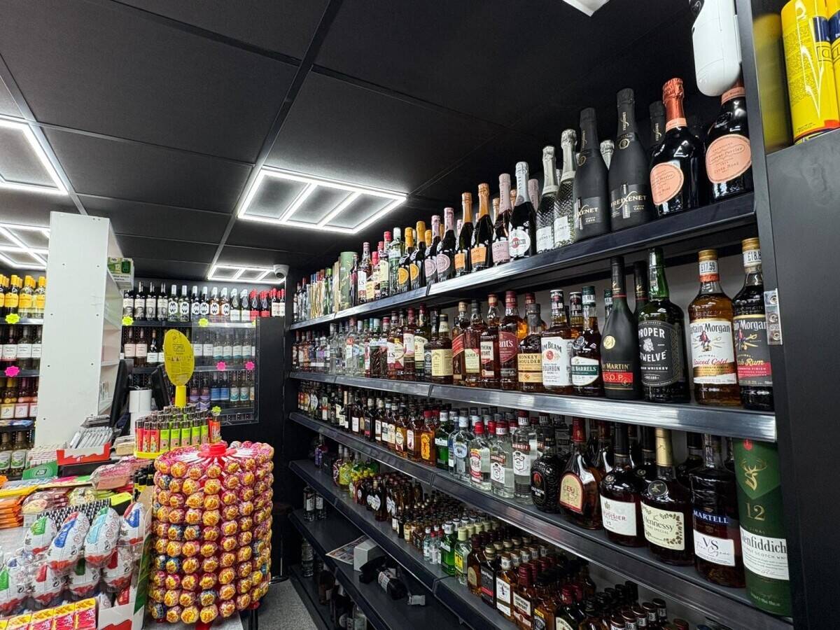 OFF-LICENCE LEASE FOR SALE IN BUSY LOCATION IN SOUTHAMPTON WITH HIGH POTENTIAL TO INCREASE SALES.