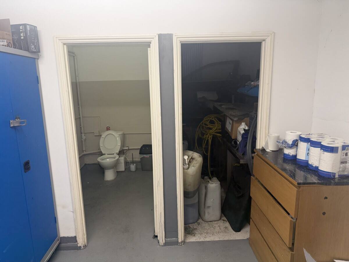 Car dealership unit   Photo 4
