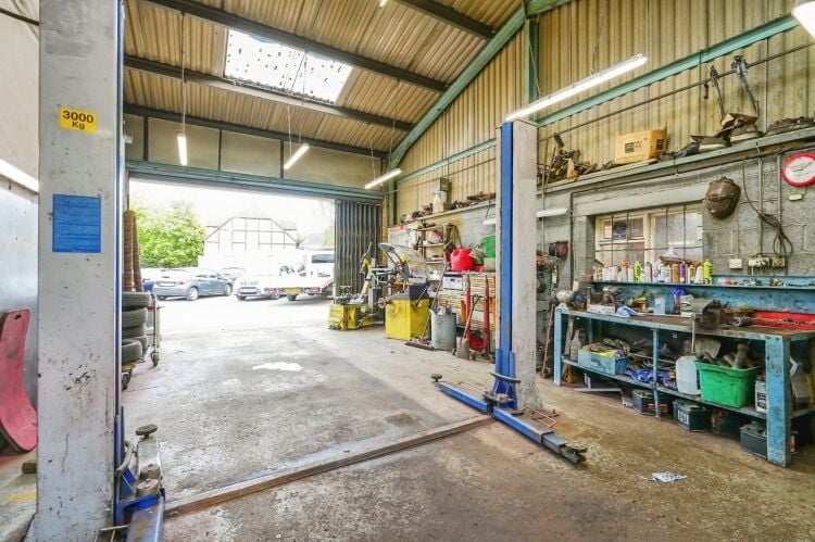 Well Established MOT Garage - Oxford Photo 3