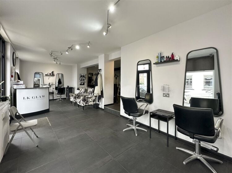 Vacant Retail Unit Photo 3
