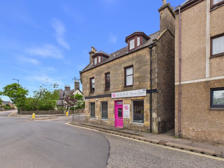 Secure mixed-use investment with strong income potential. Photo 3