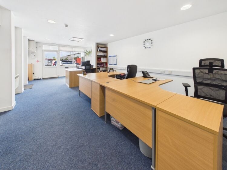 Bright, modern office space in prime Elgin location Photo 3