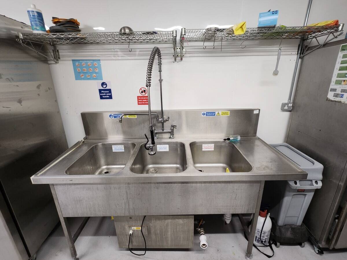 Fully Equiped Dark Kitchen for sale in New Malden