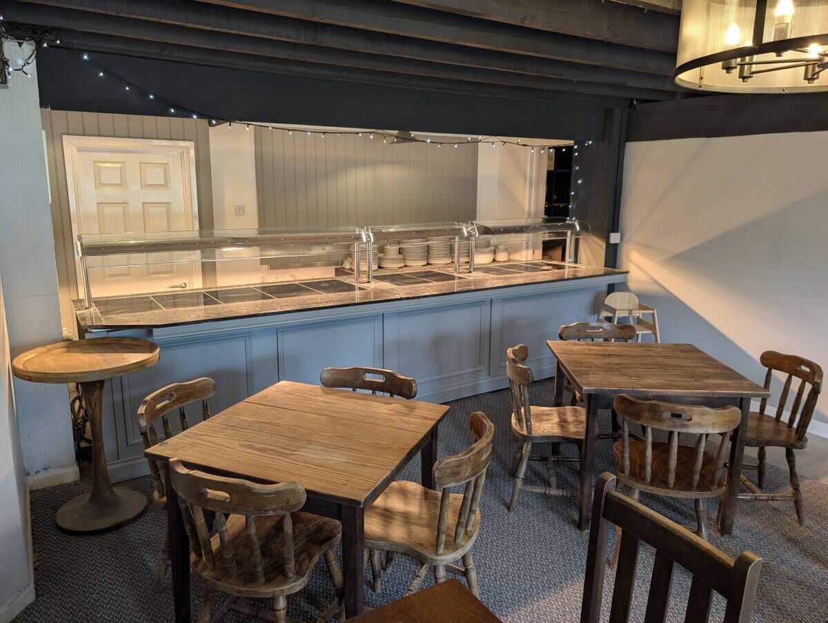 PEMBROKESHIRE - NEWLY RENOVATED 58 SEATER BAR & BISTRO FORMING PART OF HOTEL IN TOURIST DESTINATION Photo 3