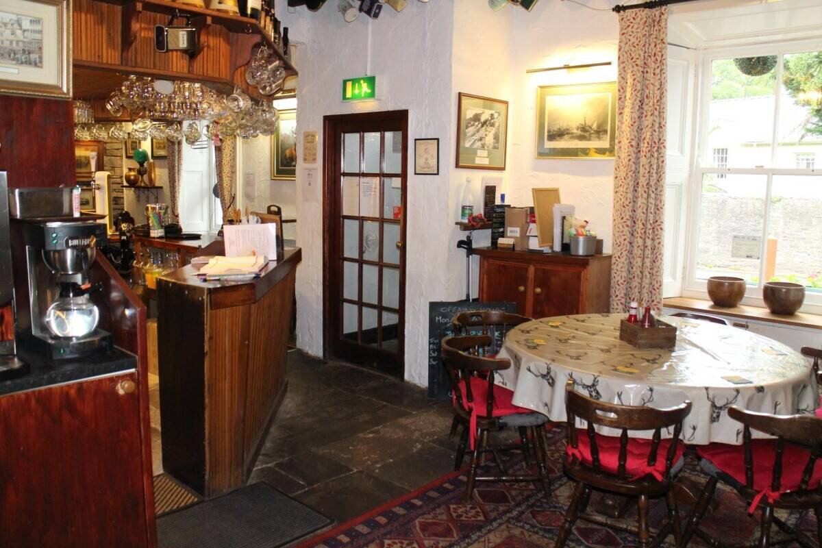BRECON BEACONS - USK VALLEY CANALSIDE PUB WITH EXCELLENT ACCOMMODATION Photo 3
