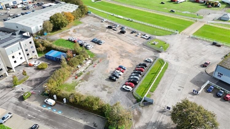 Town Centre open yard storage compound available to let For Sale in Newton Abbot Photo 3
