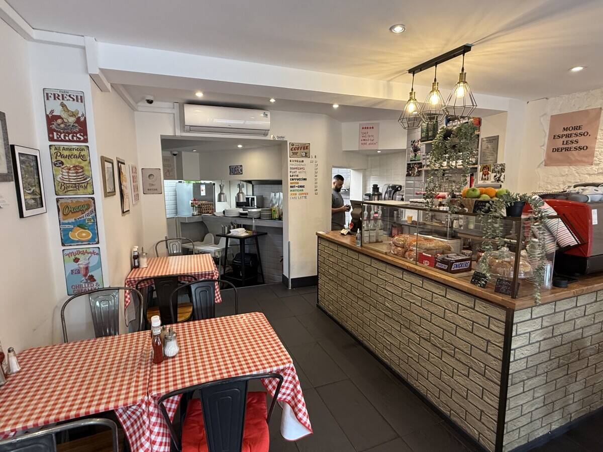 Cafe for sale on Loughton High Road, Essex Photo 3