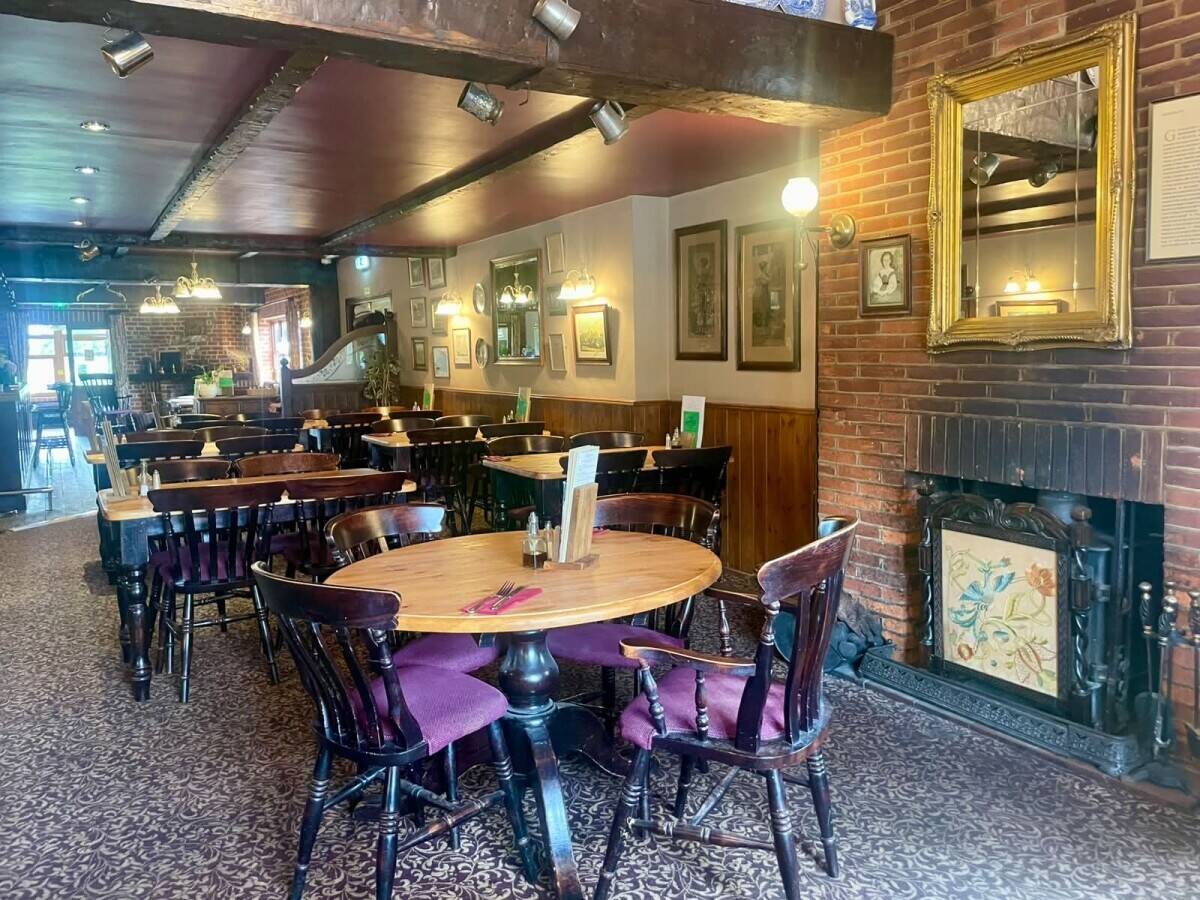 NORFOLK - FOOD-LED COUNTRY PUB WITH LARGE CAR PARK AND THREE LETTING ROOMS