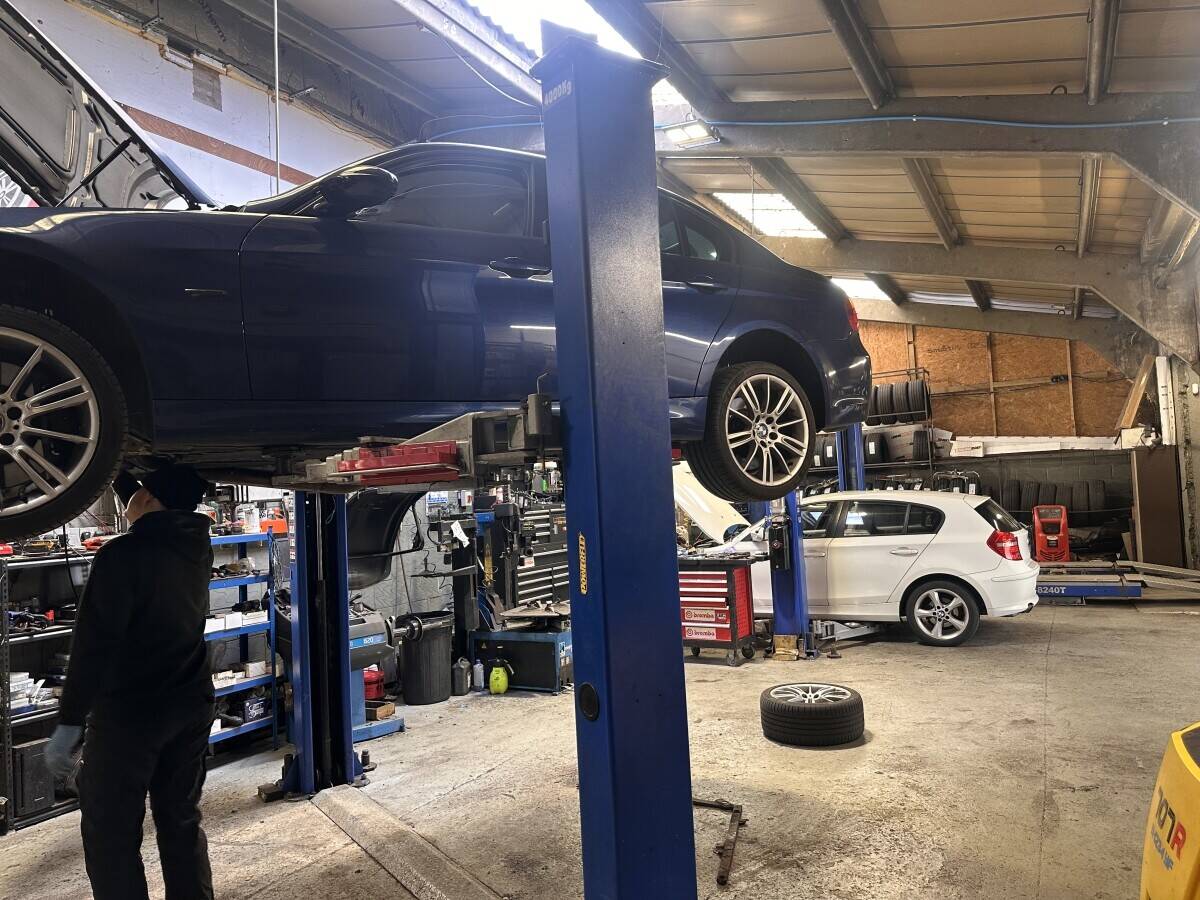 Fully equipped car repair garage with tyre fitting and motorcycle mot bay Photo 4