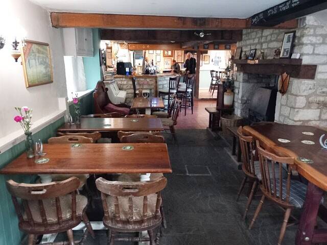 OXFORDSHIRE – VALE OF WHITE HORSE VILLAGE INN Photo 3