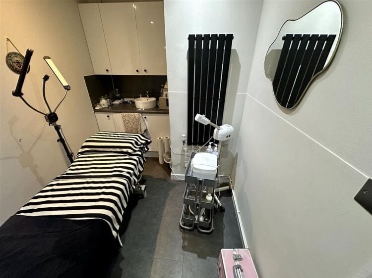 LEASEHOLD
HAIR & BEAUTY SALON
SELF CONTAINED 2 BED FLAT ABOVE COVERS MOST OF RENT Photo 3