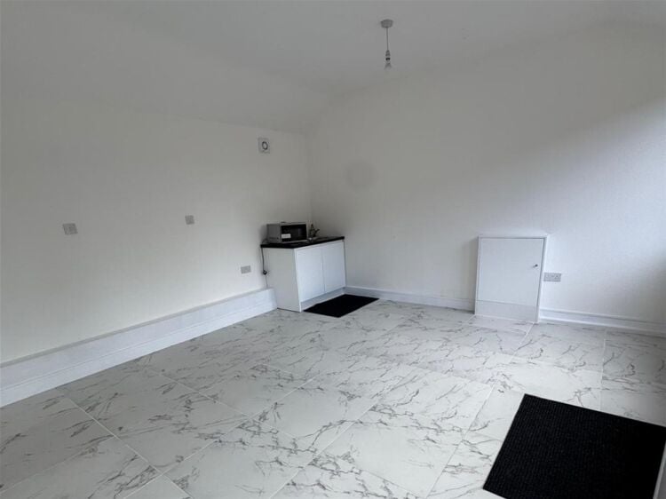 Vacant Unit For Sale in Liversedge Photo 3