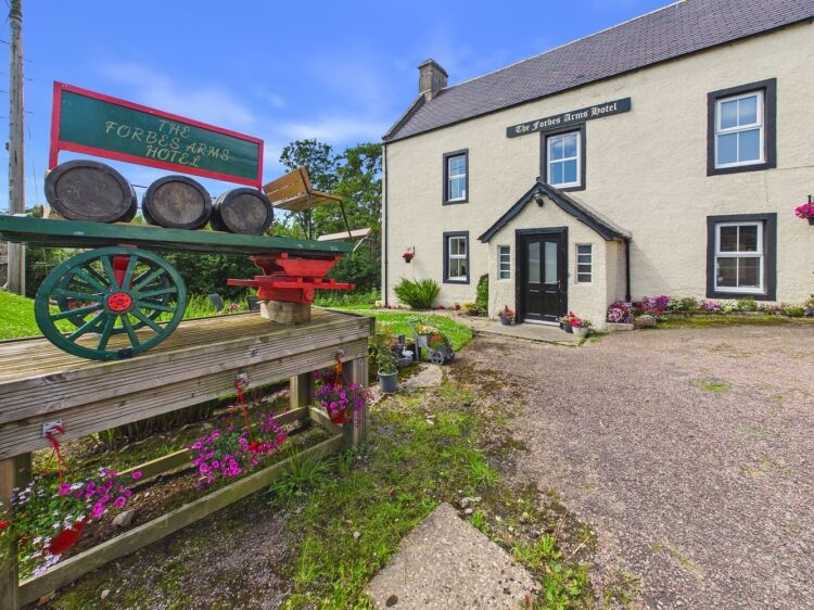 Charming riverside country inn with rooms and restaurant