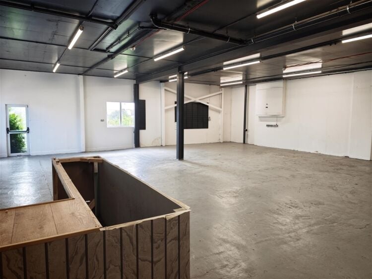 Vacant Unit For Sale in Huddersfield Photo 3
