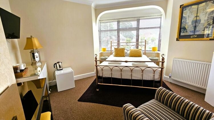 Prominently Located B&B with Valuable Class E Medical Consent Photo 3
