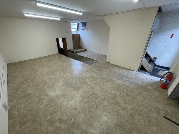 Town Centre Store/Workshop To Let For Sale in Newton Abbot Photo 3