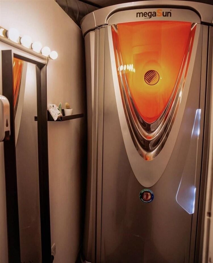 LEASEHOLD SUNBED TANNING SALON