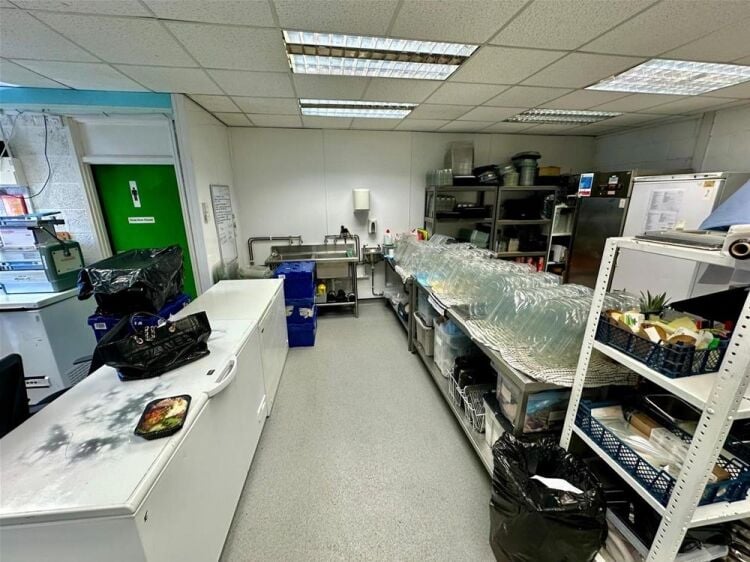 LEASEHOLD OUTSIDE CATERING BUSINESS
OPERATING FROM A FULLY EQUIPPED DARK KITCHEN UNIT