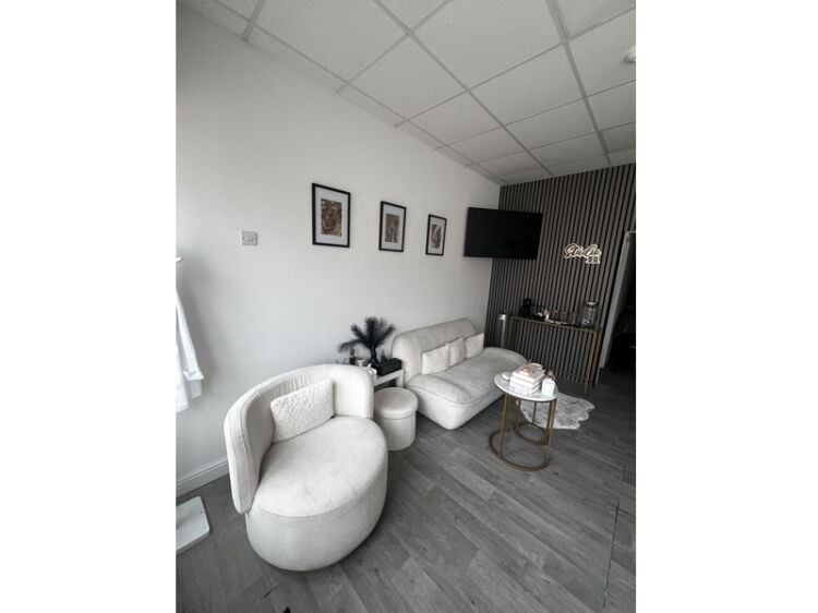 STYLISH & ESTABLISHED BEAUTY STUDIO IN SALFORD