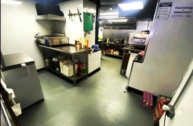 Prestigious Takeaway & Dessert Bar with Premises Licence for Sale Photo 3