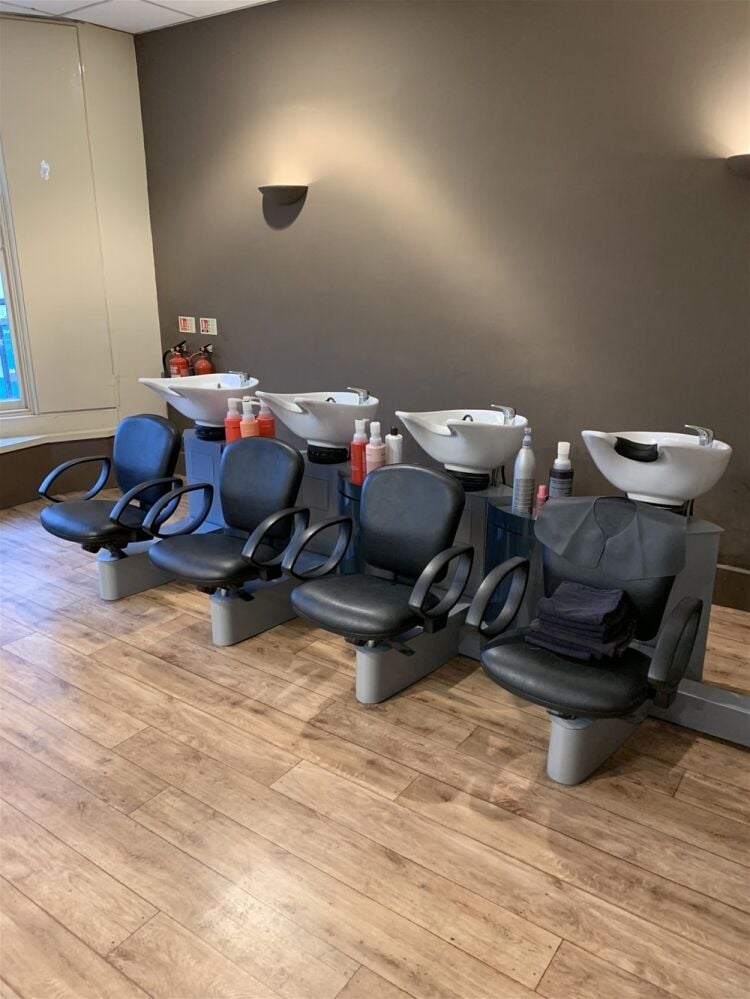 STYLISH UNISEX HAIR & BEAUTY SALON IN FALKIRK TOWN CENTRE Photo 4