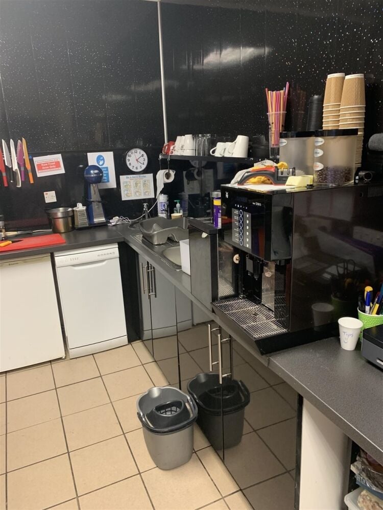 STYLISH COFFEE SHOP WITH PRIVATE FUNCTION ROOM IN RENFREW TOWN CENTRE