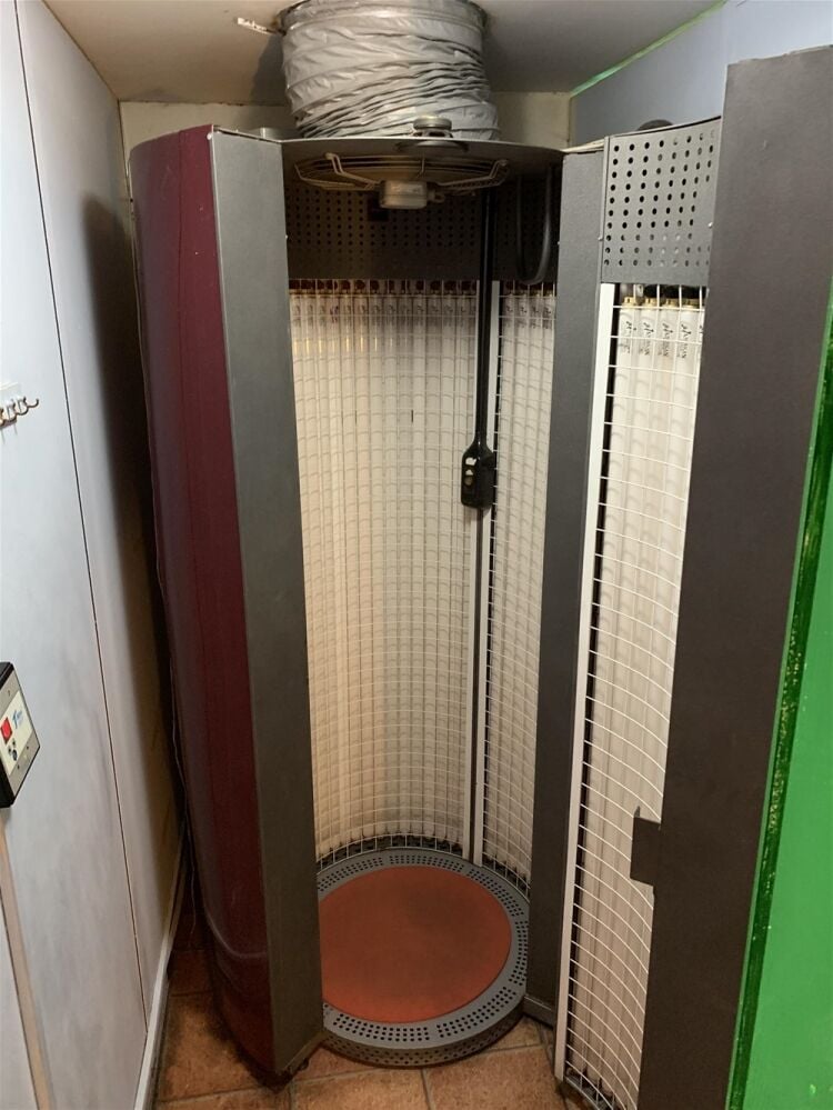 POPULAR TANNING & BEAUTY STUDIO WITH PRIVATE APARTMENT IN KINGSTON UPON HULL Photo 4