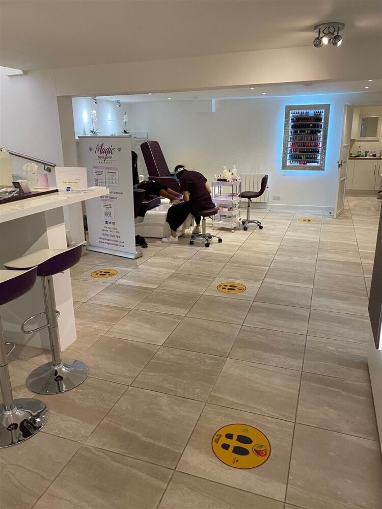 COSMOPOLITIAN NAIL BAR & BEAUTY SALON ON WATFORD HIGH STREET TOWN CENTRE Photo 4