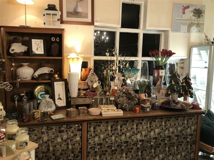 HIGH QUALITY RETAIL GIFTS & CARDS EMPORIUM IN SANDBACH TOWN CENTRE Photo 4
