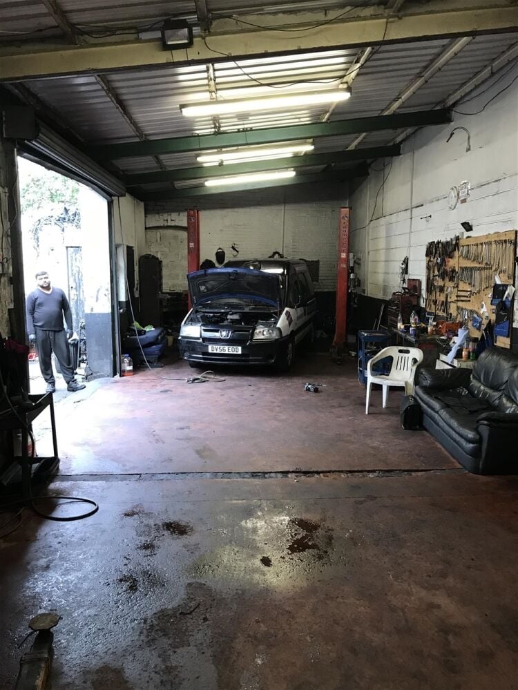 GARAGE REPAIRS WORKSHOP IN CARDIFF SUBURB