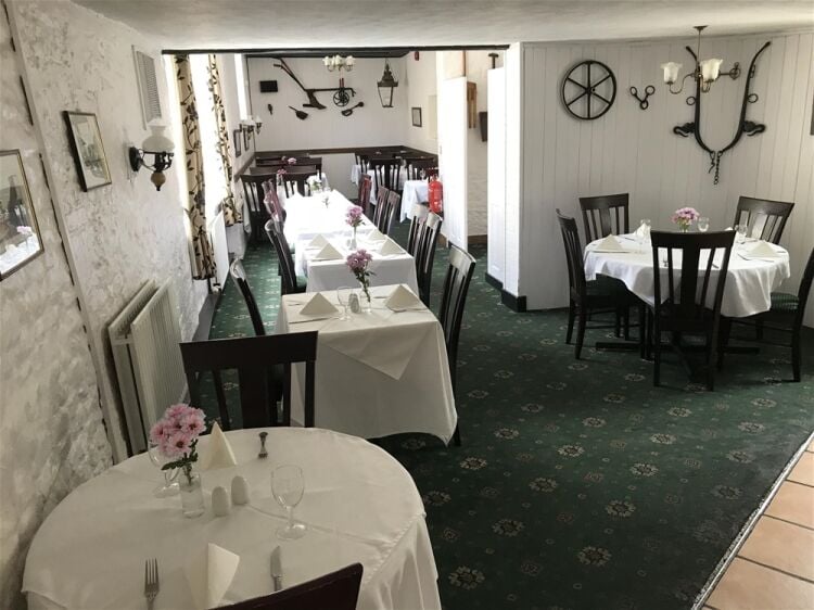 FULLY LICENSED FREEHOLD HOTEL/RESTAURANT & FUNCTION VENUE IN WARMINSTER TOWN CENTRE
