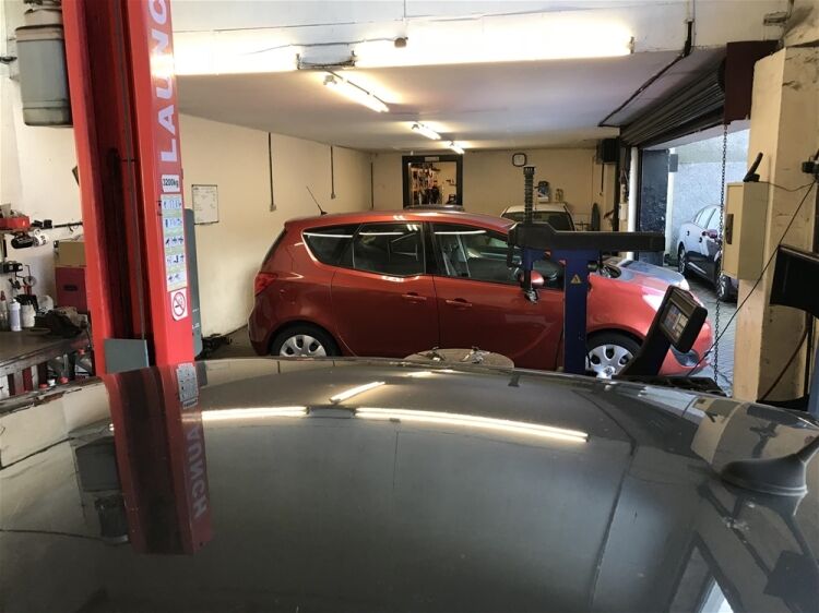 FREEHOLD QUALITY USED AUTO SALES & REPAIRS CENTRE WITH PRIVATE APARTMENT IN MERTHYR TYDFIL Photo 4