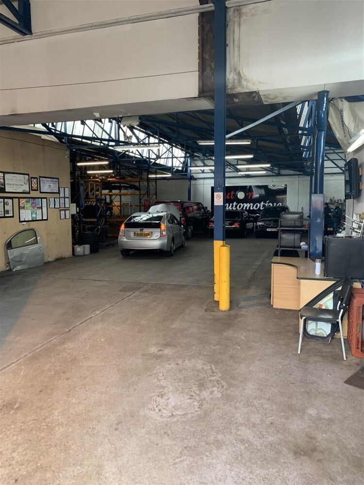 HIGHLY REGARDED ACCIDENT REPAIRS & BREAKDOWN RECOVERY CENTRE IN LUTON Photo 4