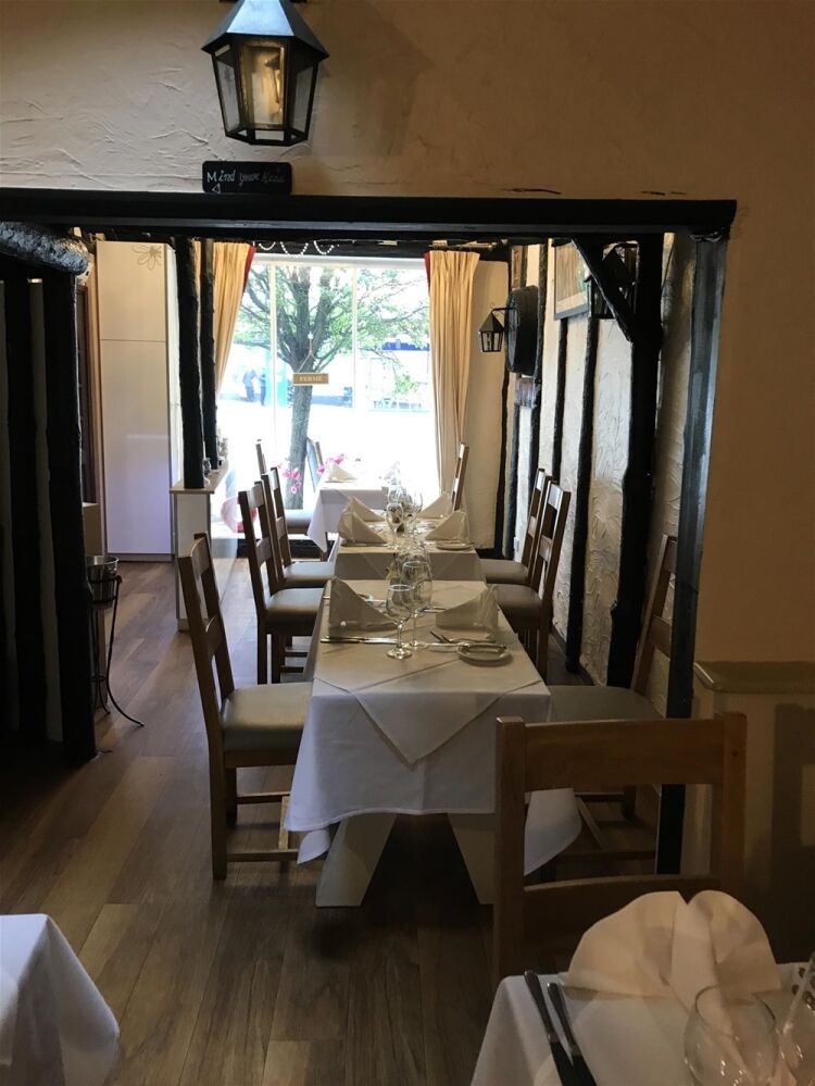 SUPERB LICENSED FRENCH RESTAURANT WITH PRIVATE APARTMENT SOUTH  BEDFORDSHIRE