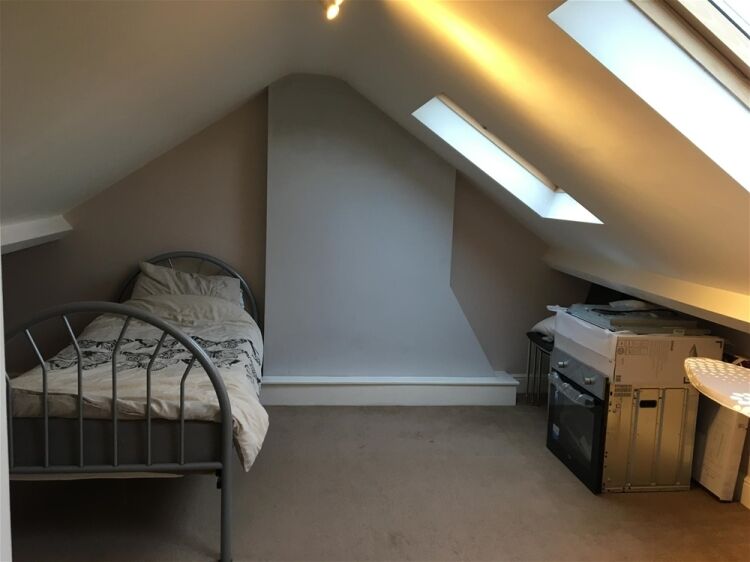 FREEHOLD OR LEASEHOLD GENTS HAIR SALON WITH PRIVATE APARTMENT IN REIGATE Photo 4