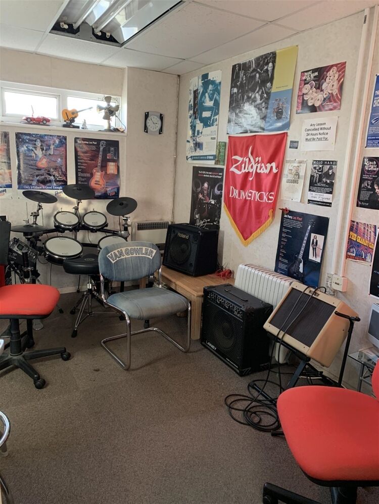 VIRTUALLY FREEHOLD MUSIC SHOP IN CLEVEDON TOWN CENTRE