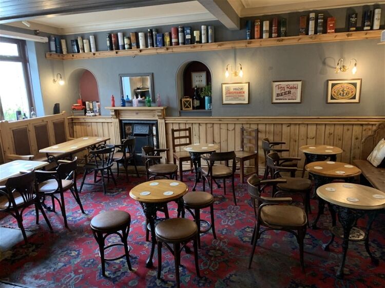 CHARMING PUBLIC HOUSE WITH FAMILY HOME IN THE MUMBLES Photo 4