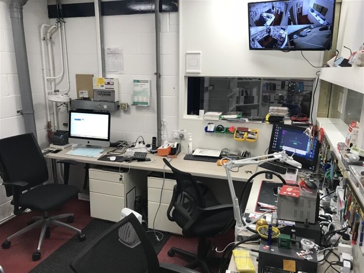 HIGHLY PROFITABLE MOBILE PHONE & TABLET REPAIRS & SALES CENTRE IN SLOUGH Photo 4
