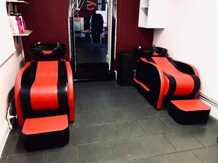 STYLISH UNISEX HAIR SALON WITH PRIVATE APARTMENT IN ST HELENS