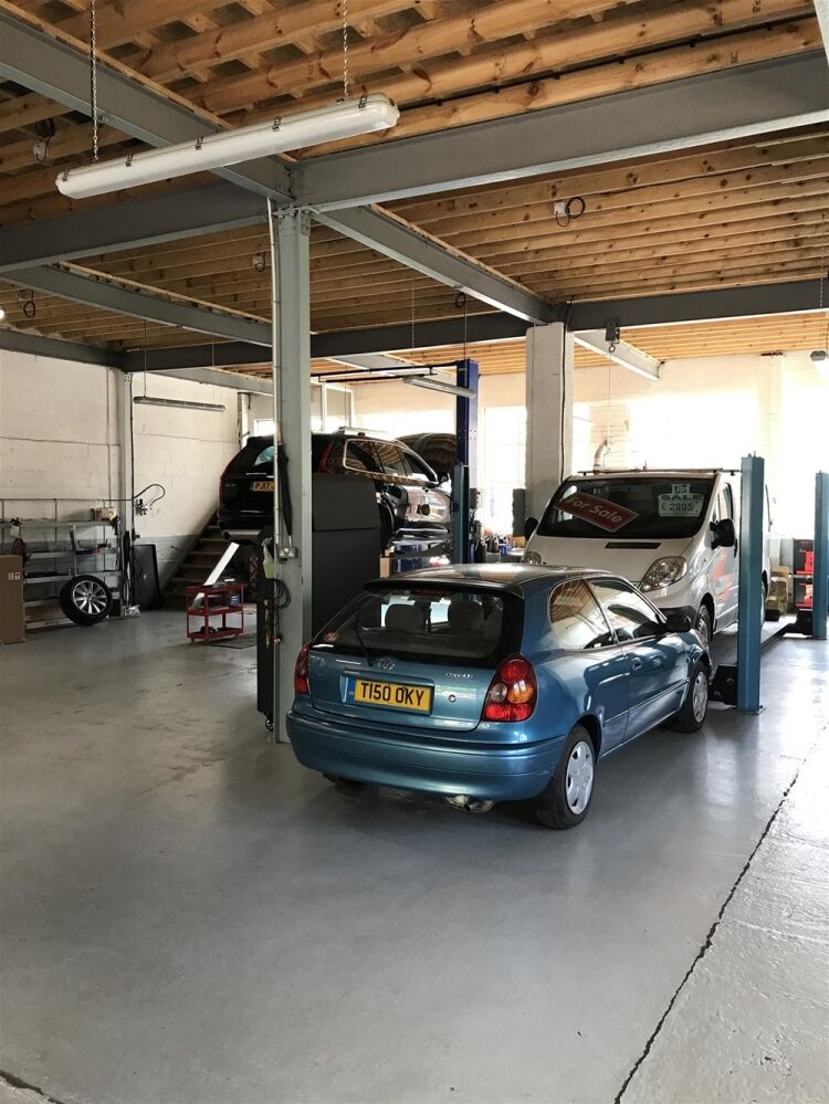 MOT TESTING & REPAIRS CENTRE IN SHEFFIELD SUBURB Photo 4