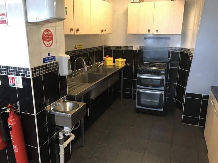 TRADITIONAL FISH BAR & FASTFOOD TAKEAWAY WITH FAMILY HOME IN WALSALL