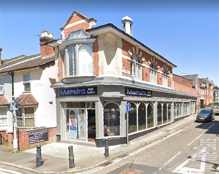 SUPERB UNISEX HAIR & BEAUTY SALON IN GUILDFORD TOWN CENTRE Photo 4