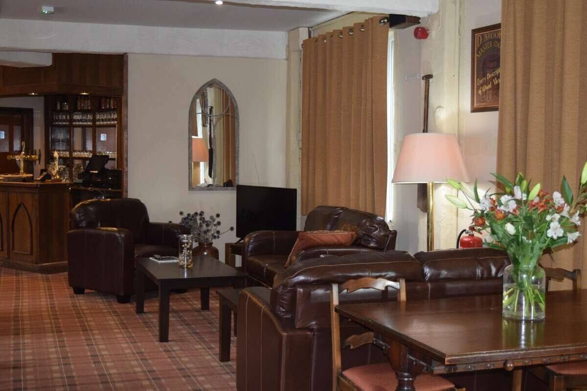 MONMOUTHSHIRE - RIVERSIDE VILLAGE HOTEL, EXCEPTIONAL INN OF ARCHITECTURAL APPEAL