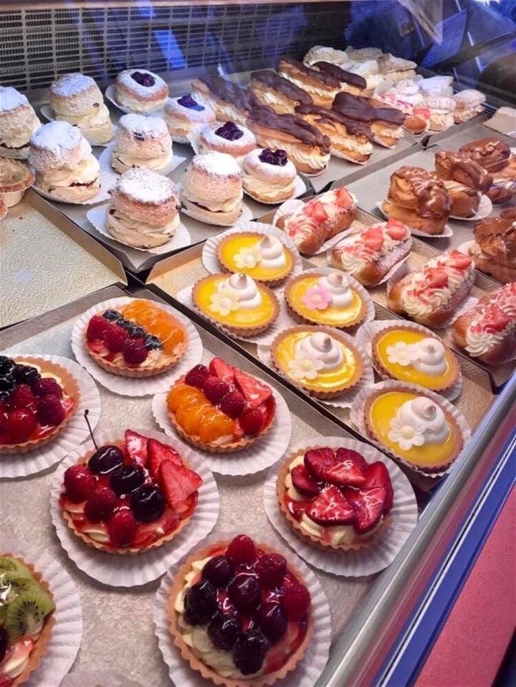 HIGHLY RESPECTED BAKERY IN IDEAL LOCATION Photo 4