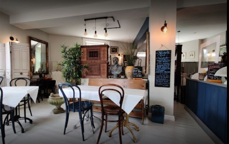 SUPERB COFFEE SHOP & WINE BAR WITH HUGE POTENTIAL IN CALNE/WILTS