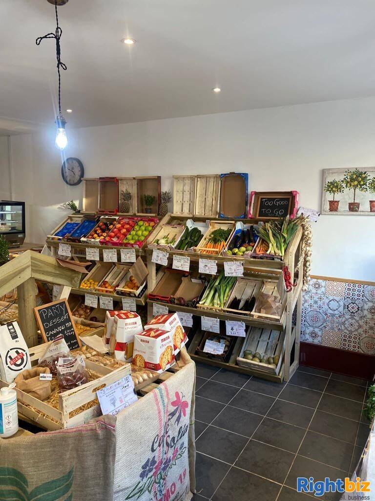 Well presented Organic Grocery fully refurbished. Photo 4