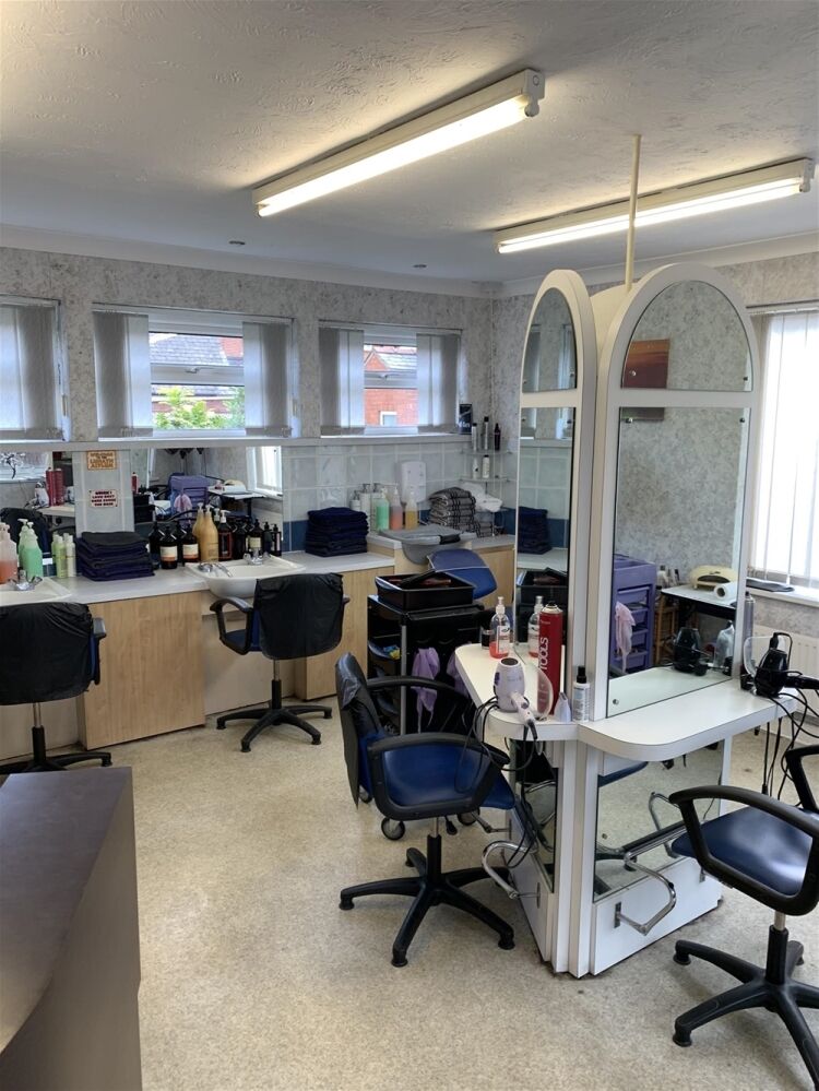 FREEHOLD UNISEX HAIR SALON in prosperous commuter village suburb LINCOLN Photo 4